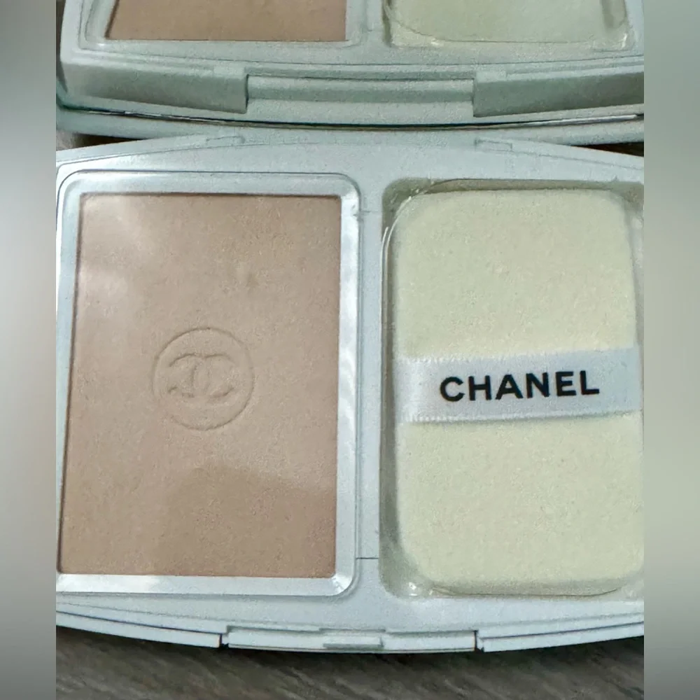 CHANEL LE BLANC COMPACT. BRIGHTENING COMPACT FOUNDATION LONG-LASTING RADIANC